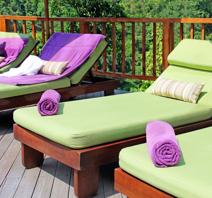 Зона бассейна Подмосковного дома отдыха